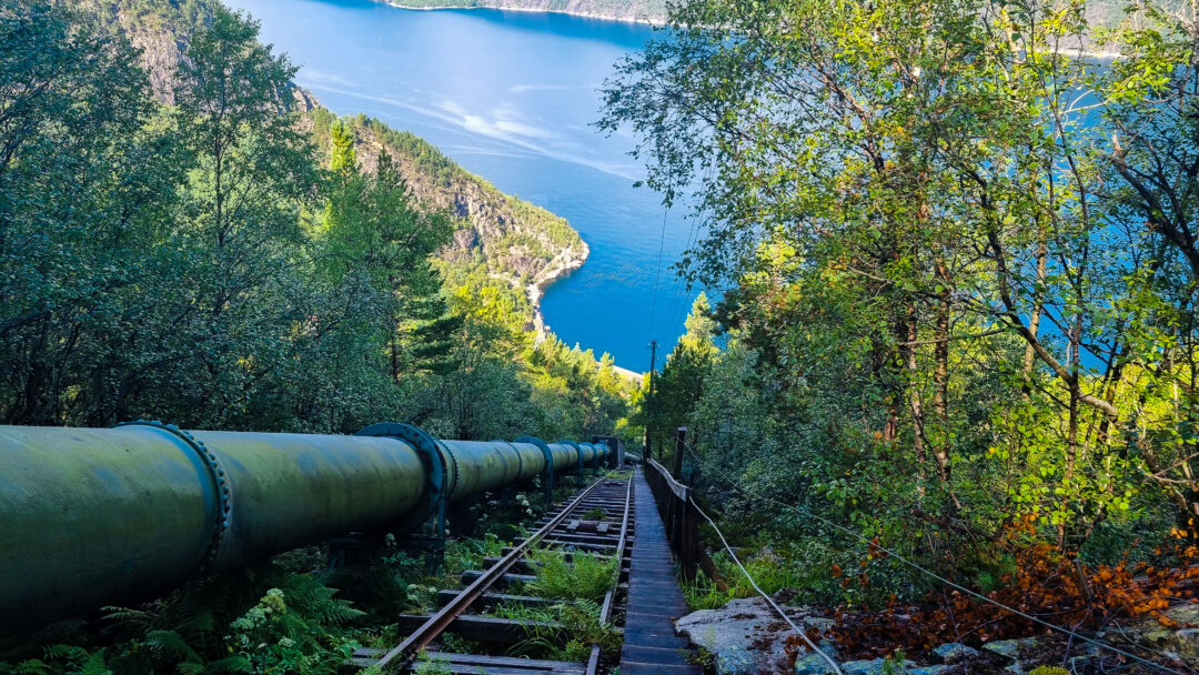 Fra Flørlitrappene med utsikt over vakre Lysefjorden