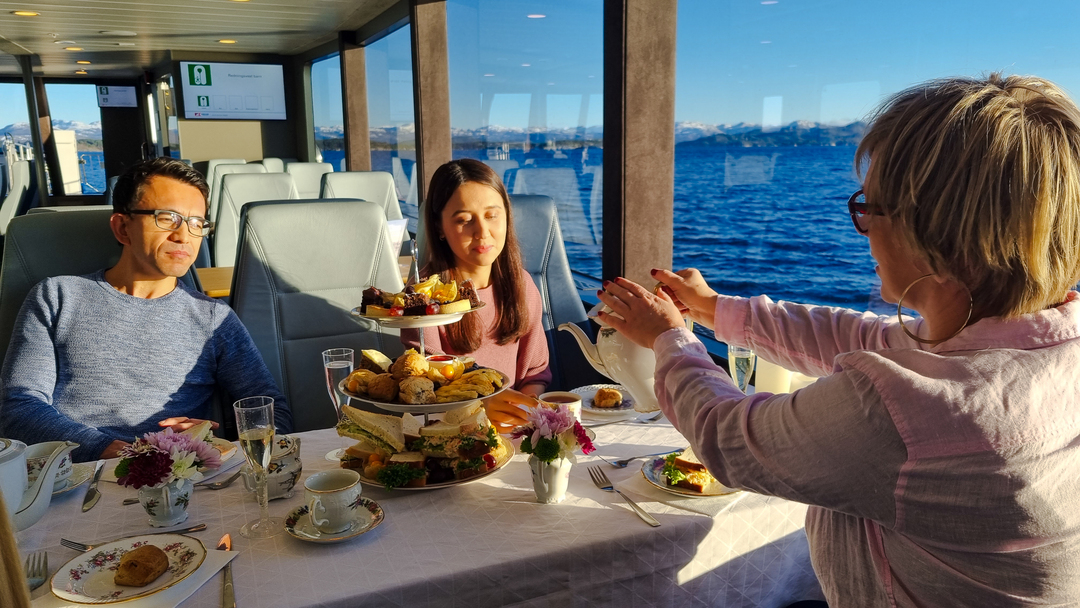 Venner på afternoon tea med etasjefat fra nr. 18