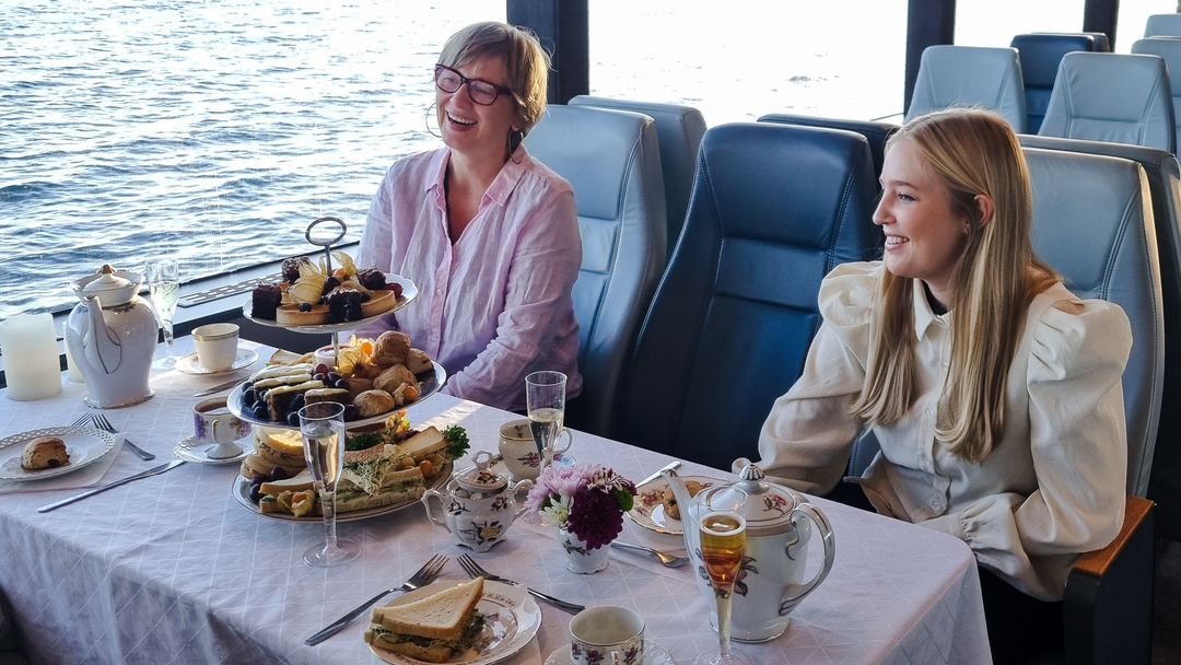 to damer på Afternoon tea med Rødne Fjord Cruise