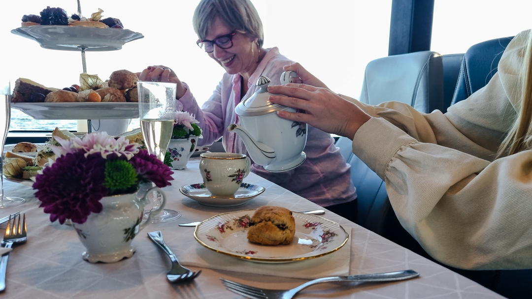 God steming om bord Rødnes Afternoon tea konsept som seiler ut ifra Stavanger