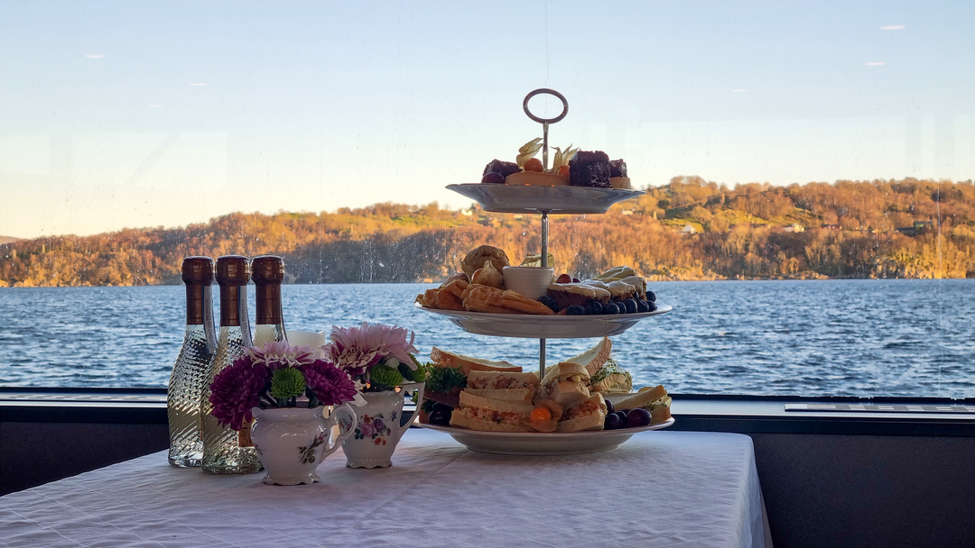 etasjefat med afternoon tea fra nr. 18 på fjorden