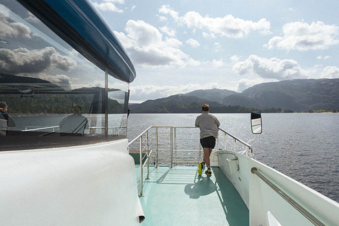 Førsteklasses utsikt på soldekket i Osterfjorden på fjordcruise fra Bergen