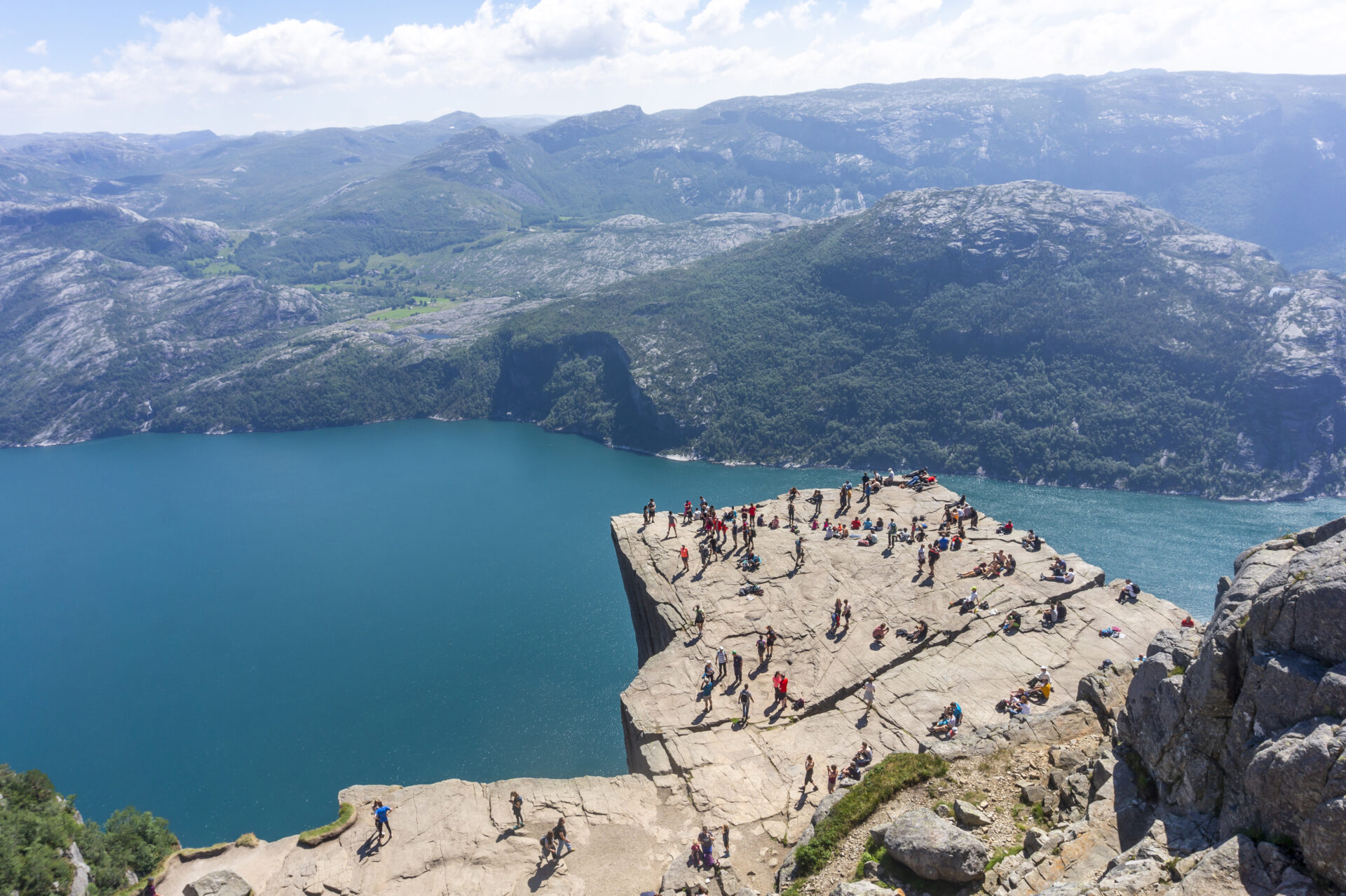 Oversiktsbilde av folk på Preikestolen