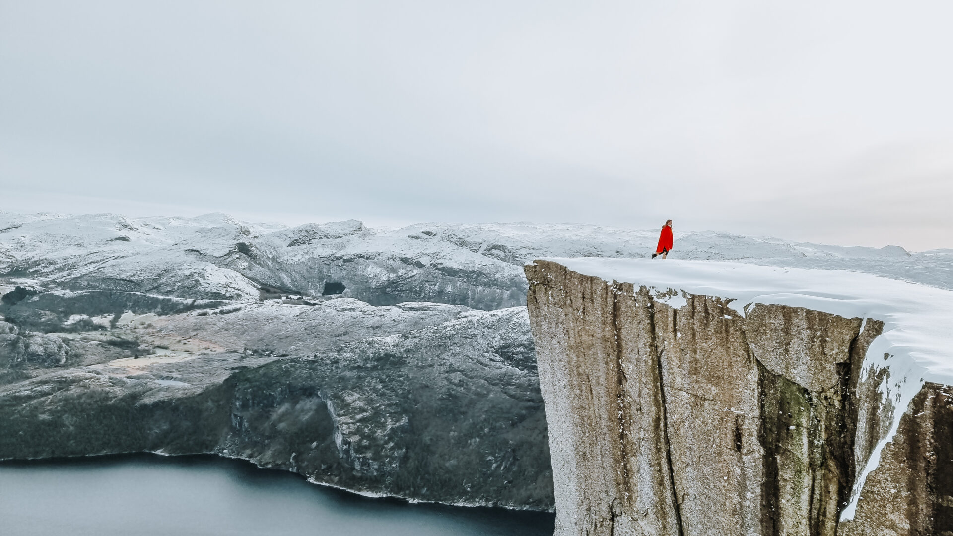 Landskapsbilde fra toppen av Preikestolen i vinterlandskap