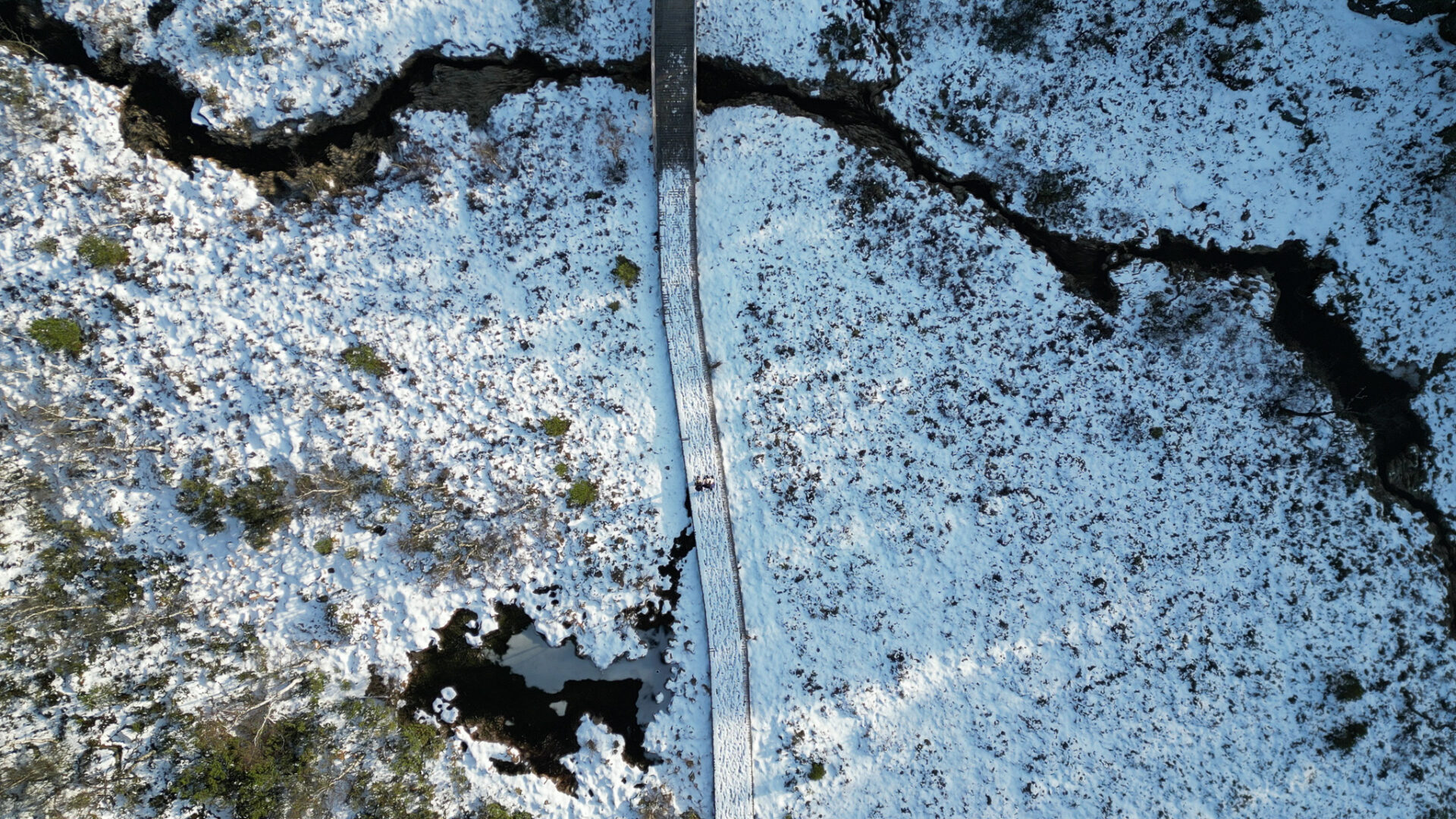 Dronebilde fra fottur til Preikestolen om vinteren