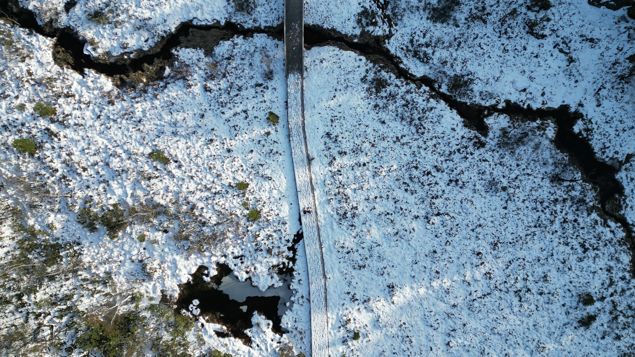 Dronebilde fra fottur til Preikestolen om vinteren