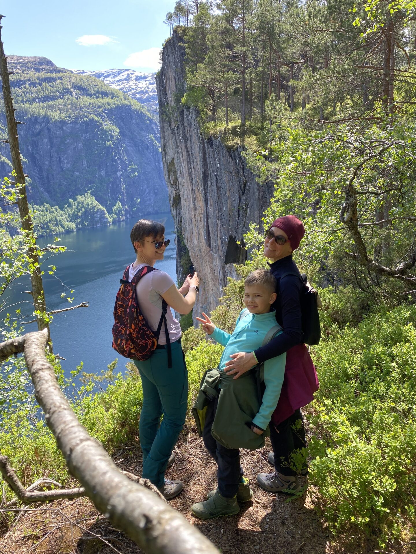 Turgåere på vei til Slottet i flott vær med utsikt over fjorden