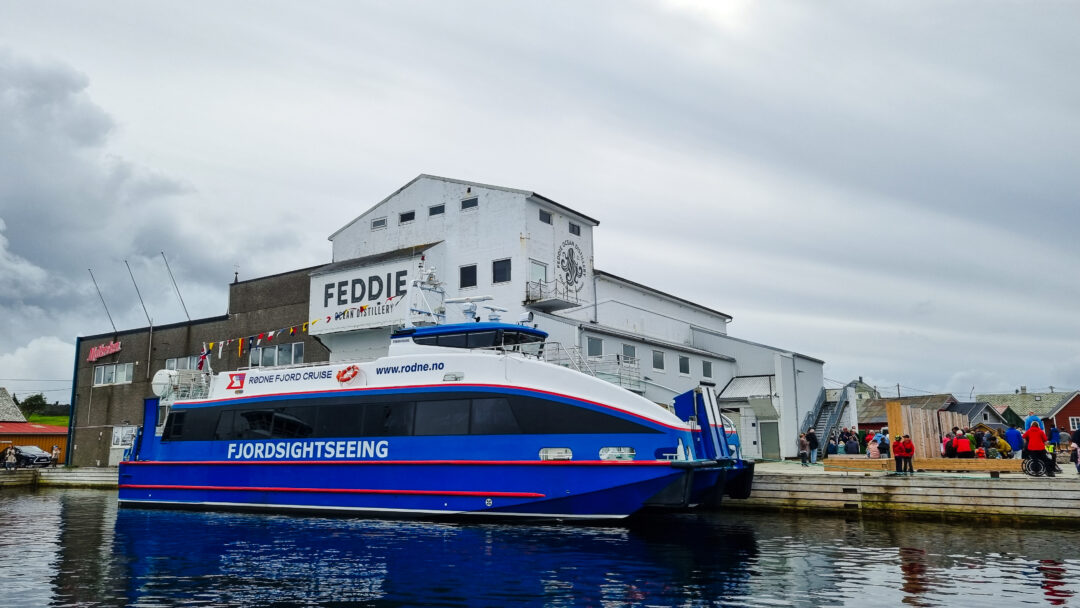 Båt utenfor Feddie Ocean Distillery på Fedje