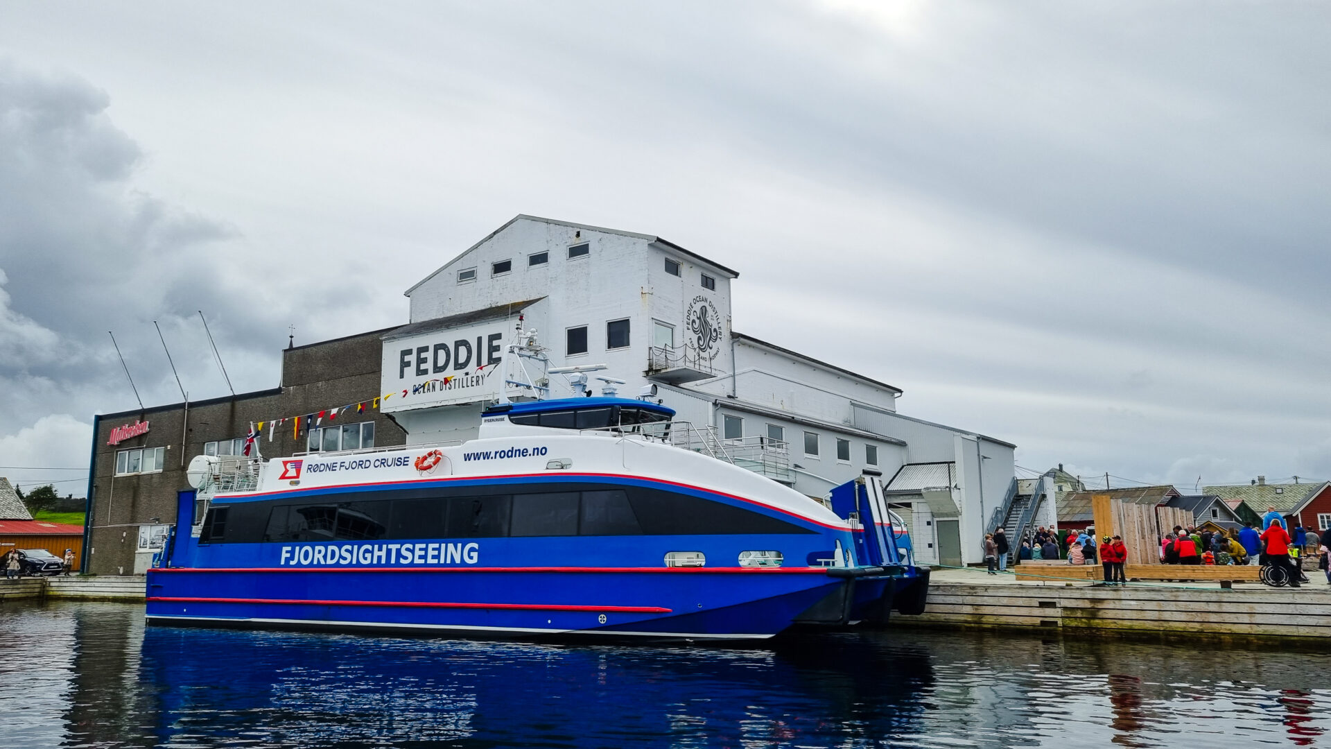 Båt utenfor Feddie Ocean Distillery på Fedje