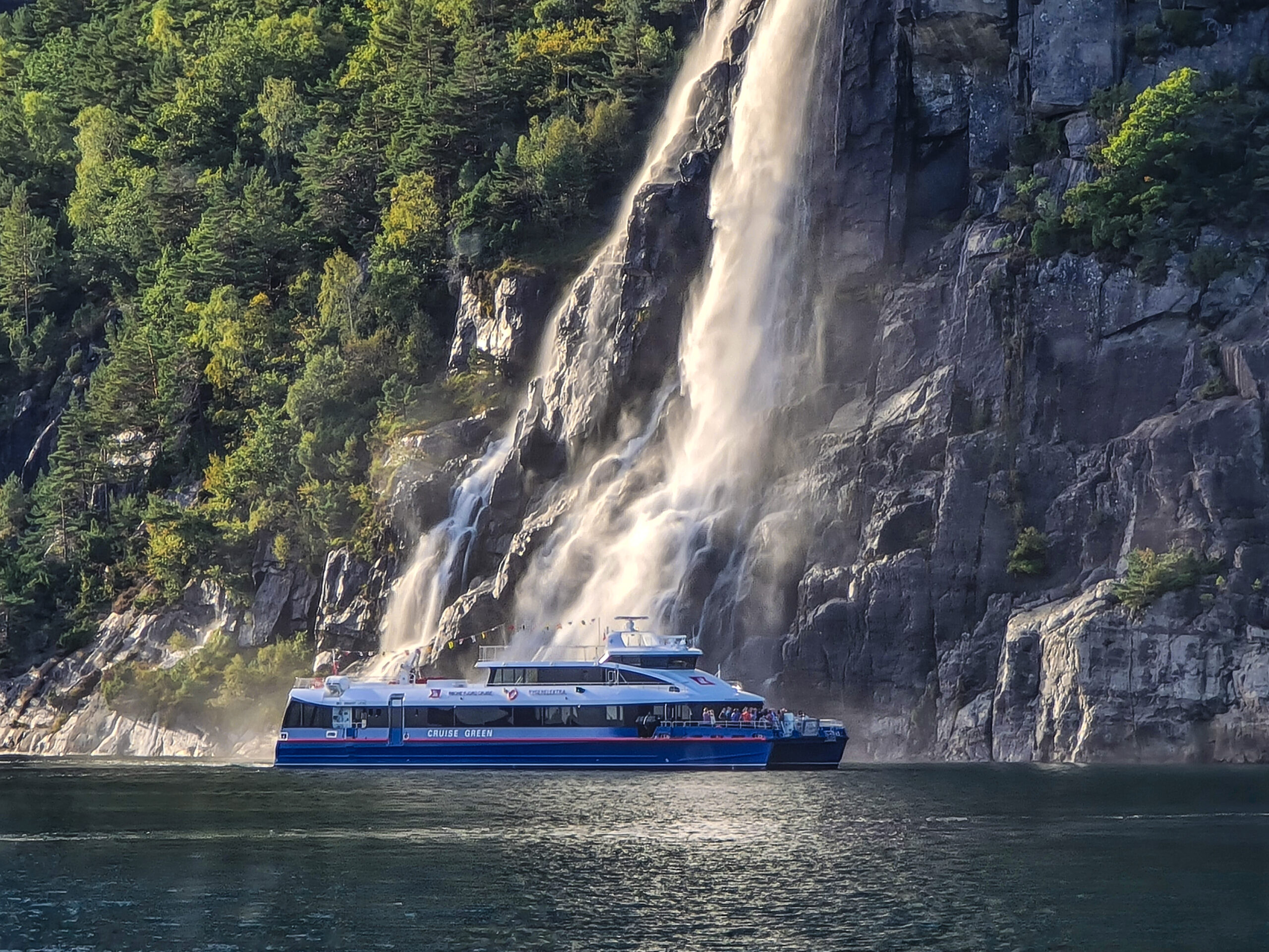 Foss på fjordcruise til Lysefjorden