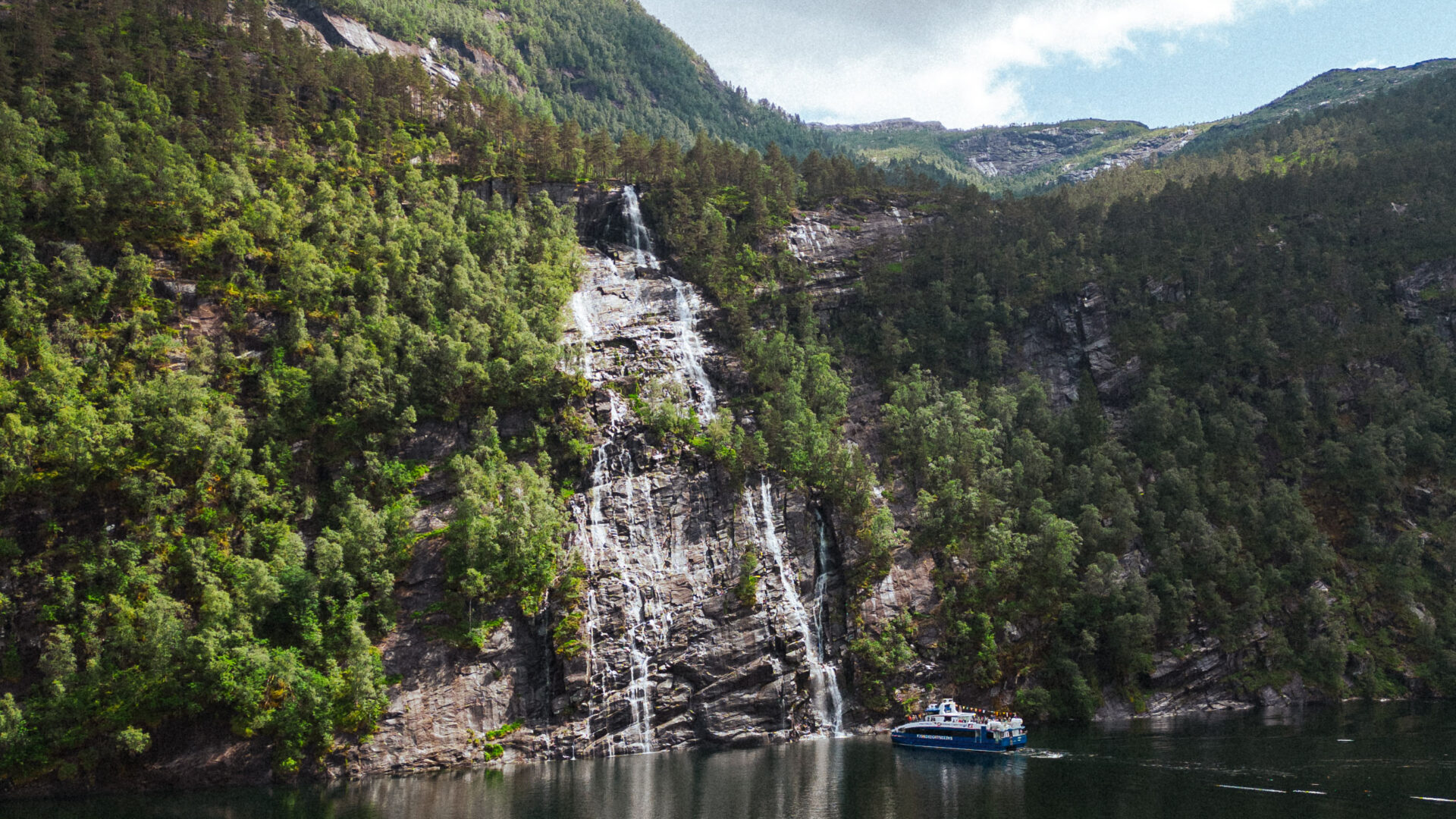 fjordcruise fra Bergen til magiske fossefall i Osterfjorden.