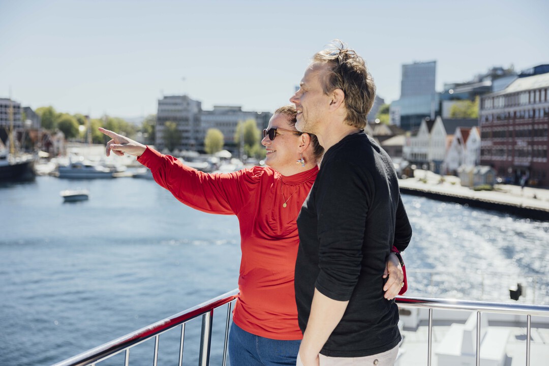 Gjester ute på dekk som nyter boblecruise i Stavanger med utsikt