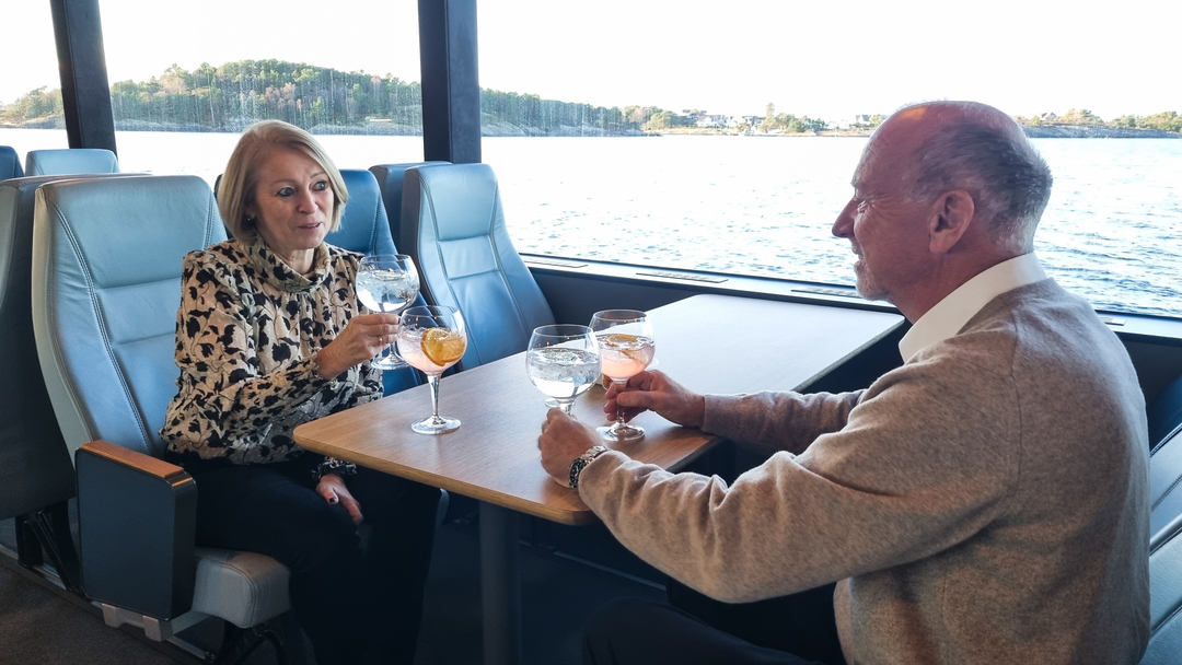 ektepar som koser seg om bord med Gin smaking