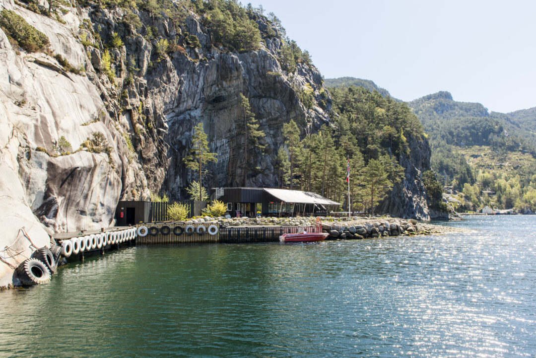 Lysefjord-Helleren på en solfylt dag