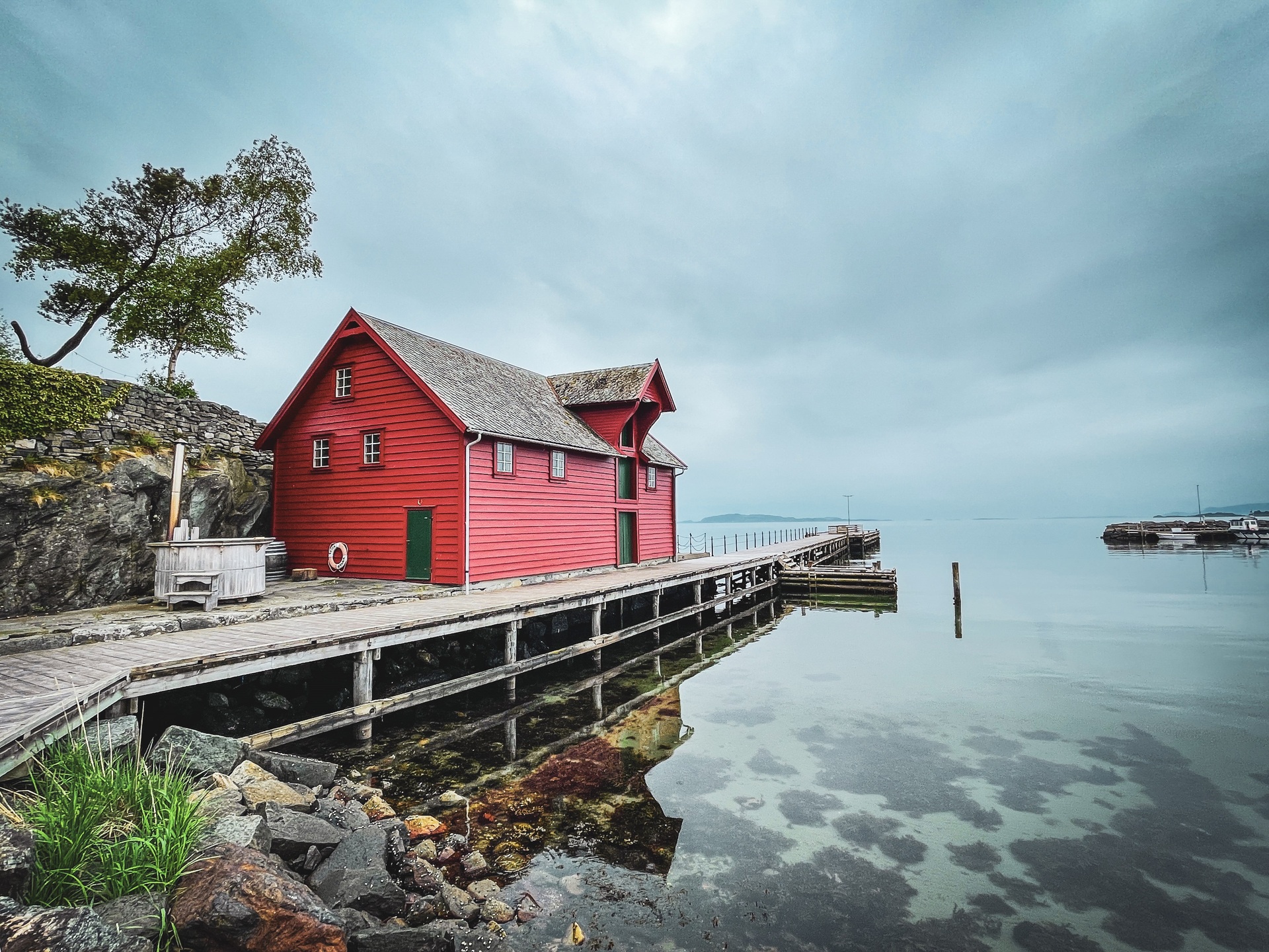 Den gamle trebryggen i havnen på Jelsa