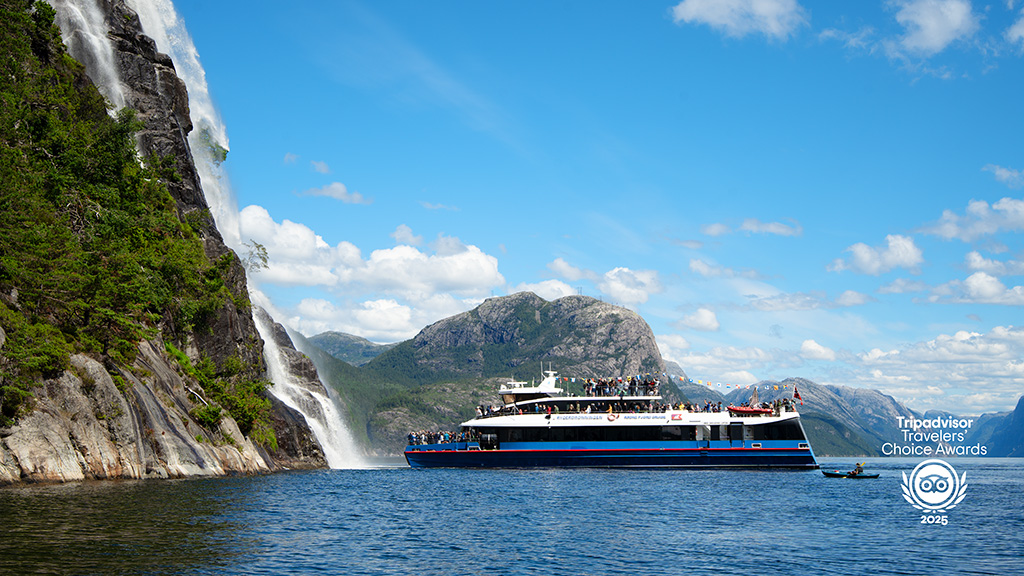 Katamaran foran Hengjanefossen i Lysefjorden