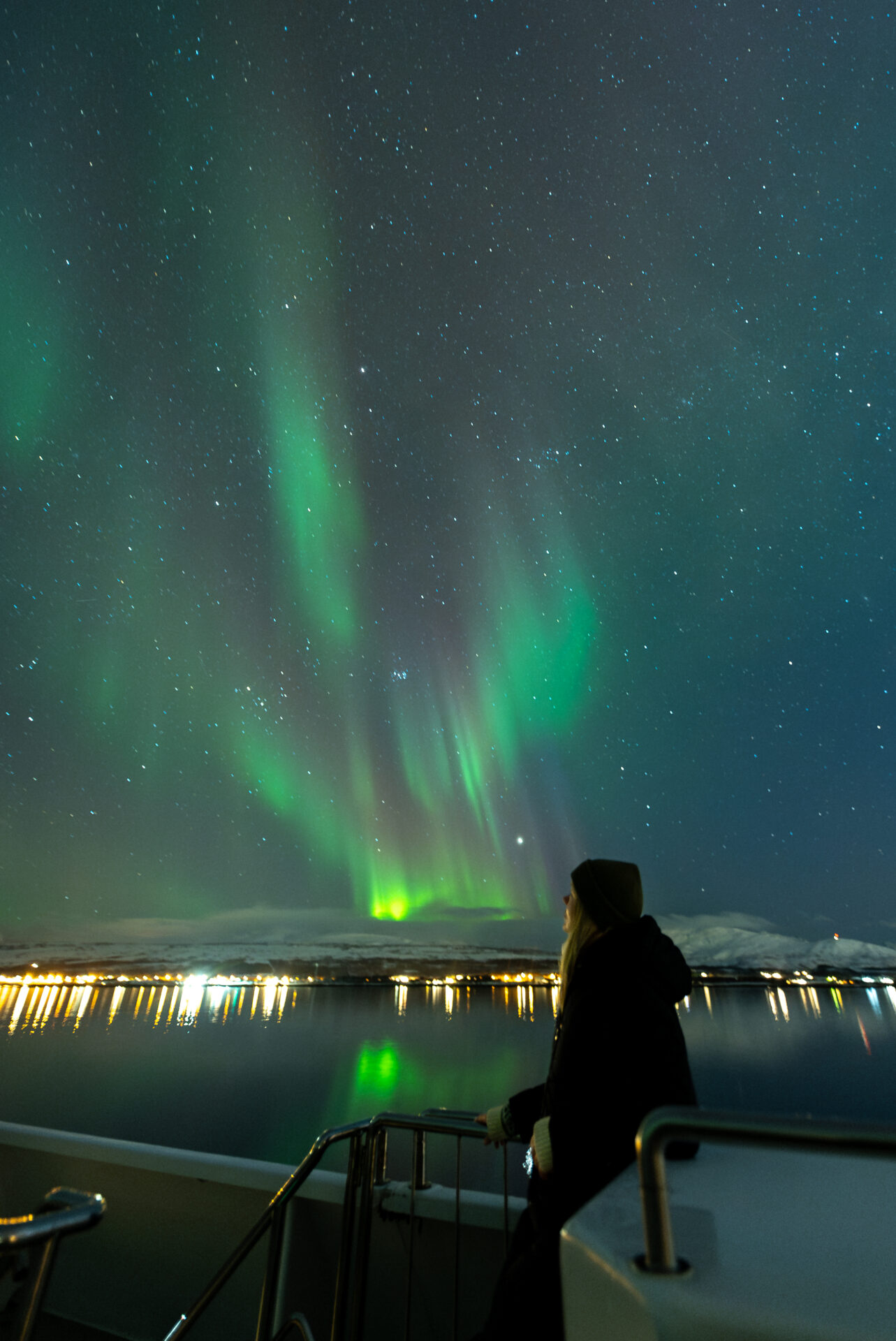 Nordlys på fjorden utenfor Tromsø