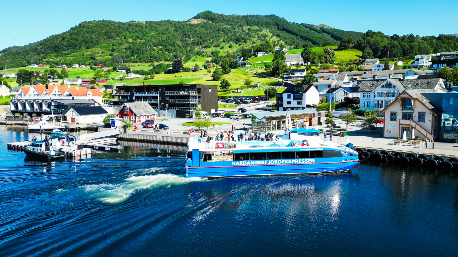 Hardangerfjordekspressen ankommer Rosendal