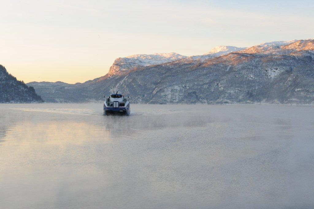 Skåbåten på en tåkelagt vinterkledd fjord