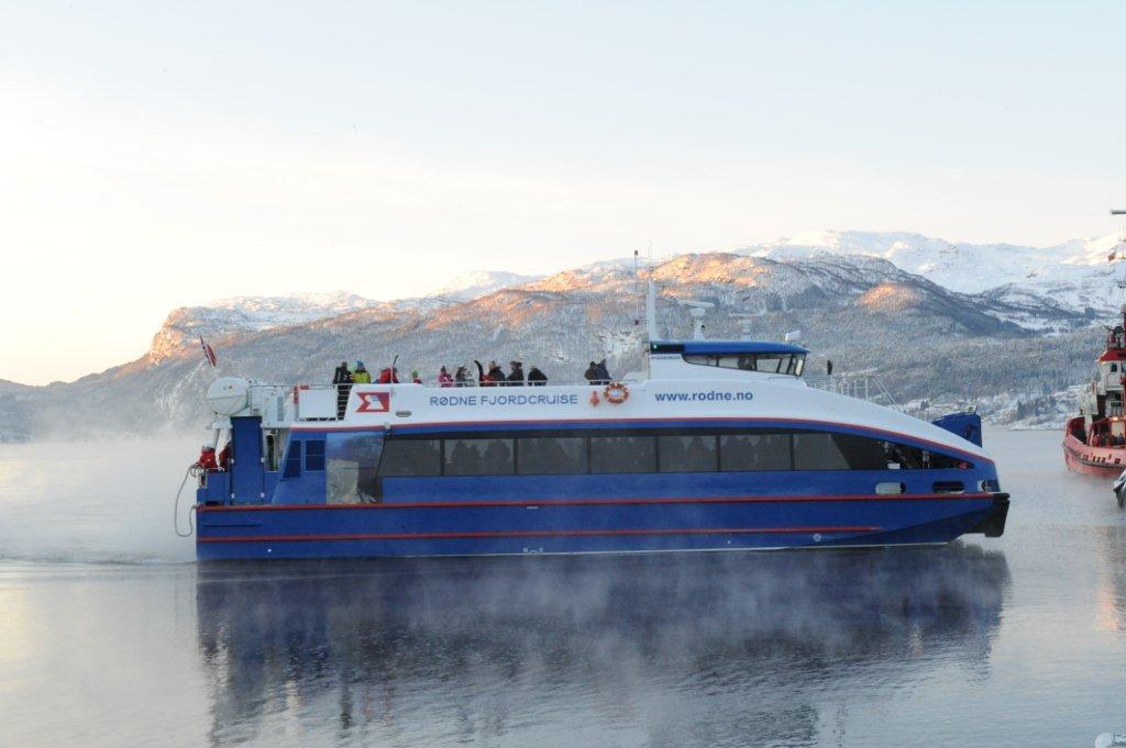 Skibåten på vei inn til Ropeid kai