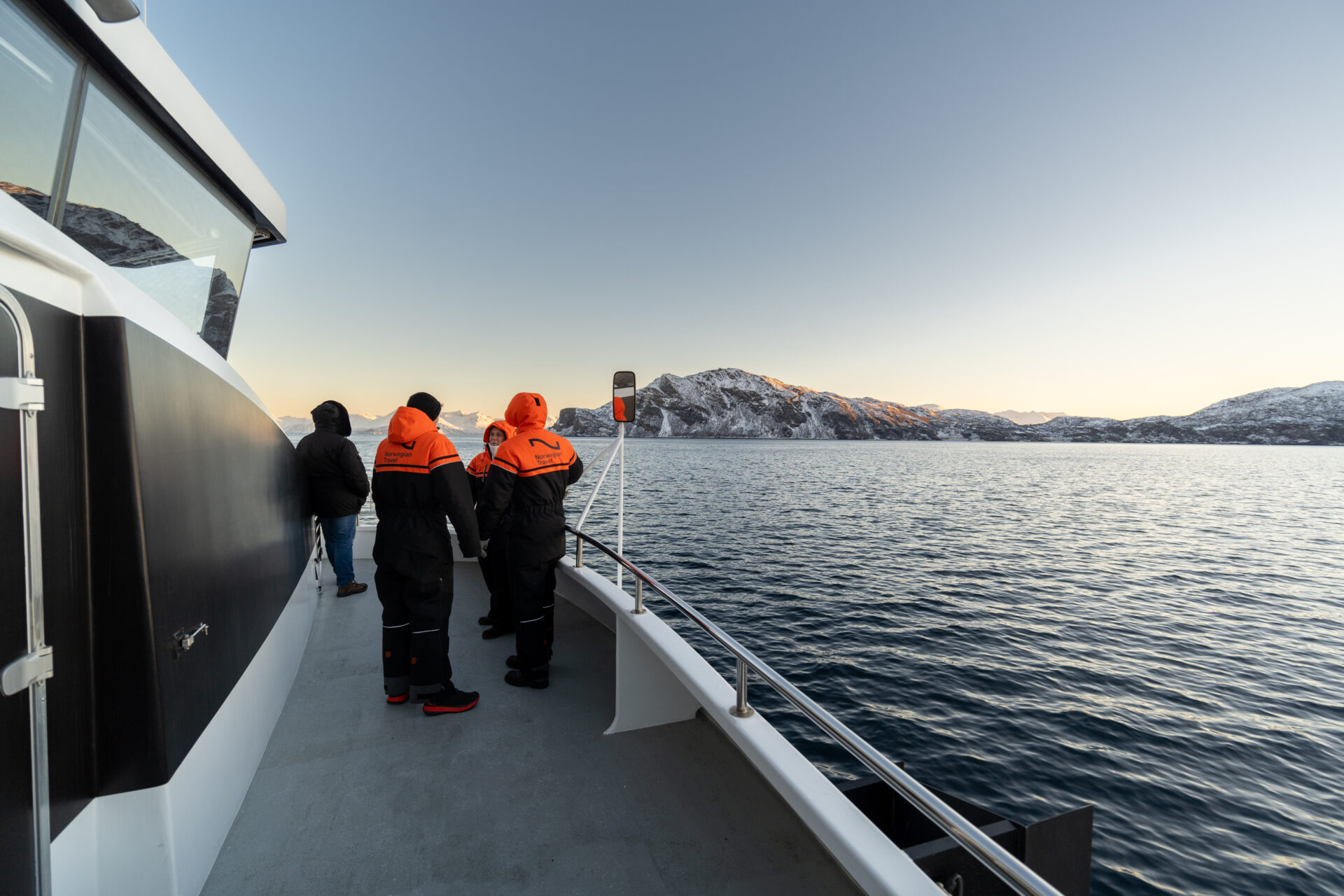 Passasjerer ute på dekk i varmedress i Tromsø