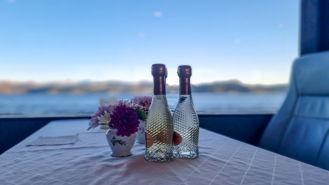 to små flasker med sprudlende vin med utsikt til fjorden