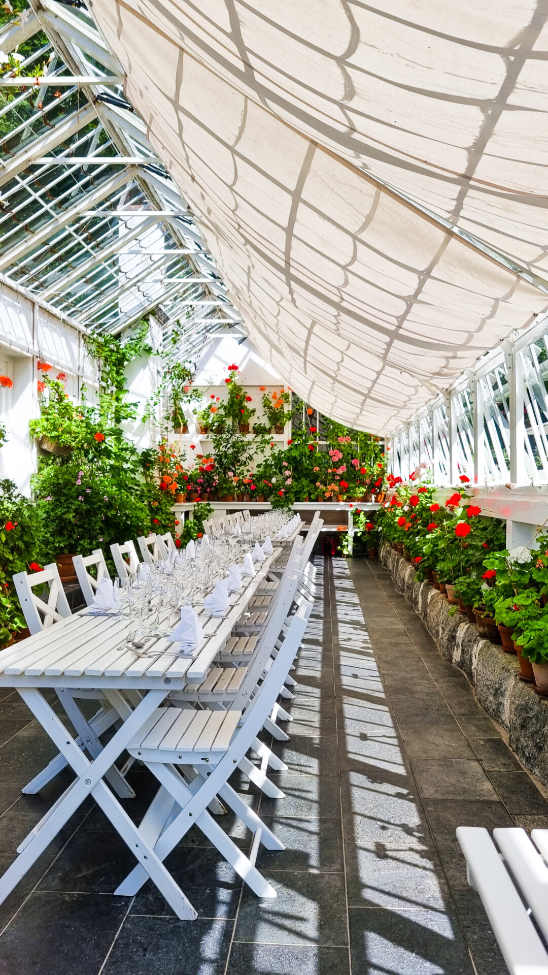 Inside the conservatory, a longtable ready to welcome its guests
