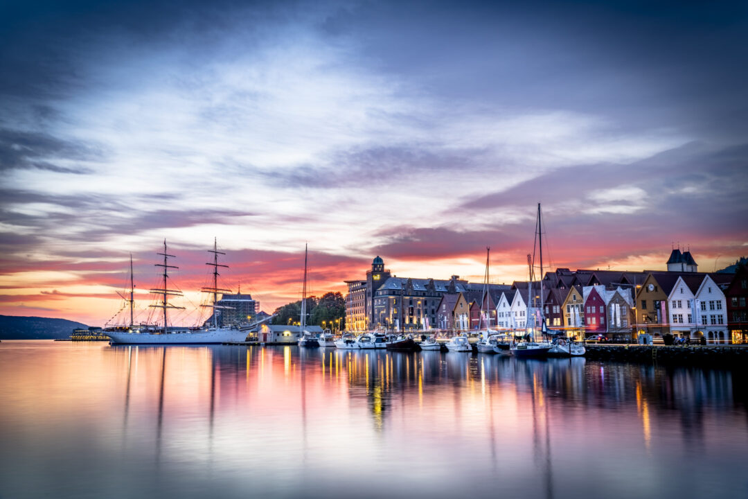 Bergen og Bryggen med Lehmkuhl i solnedgang