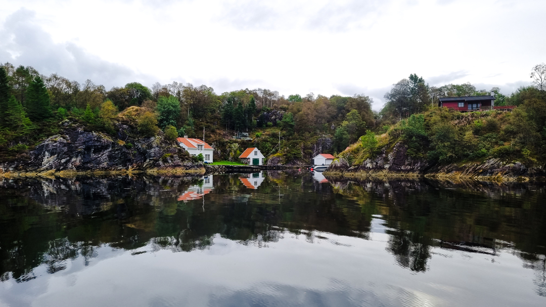 Landskap langs Alverstraumen på vei til Fedje