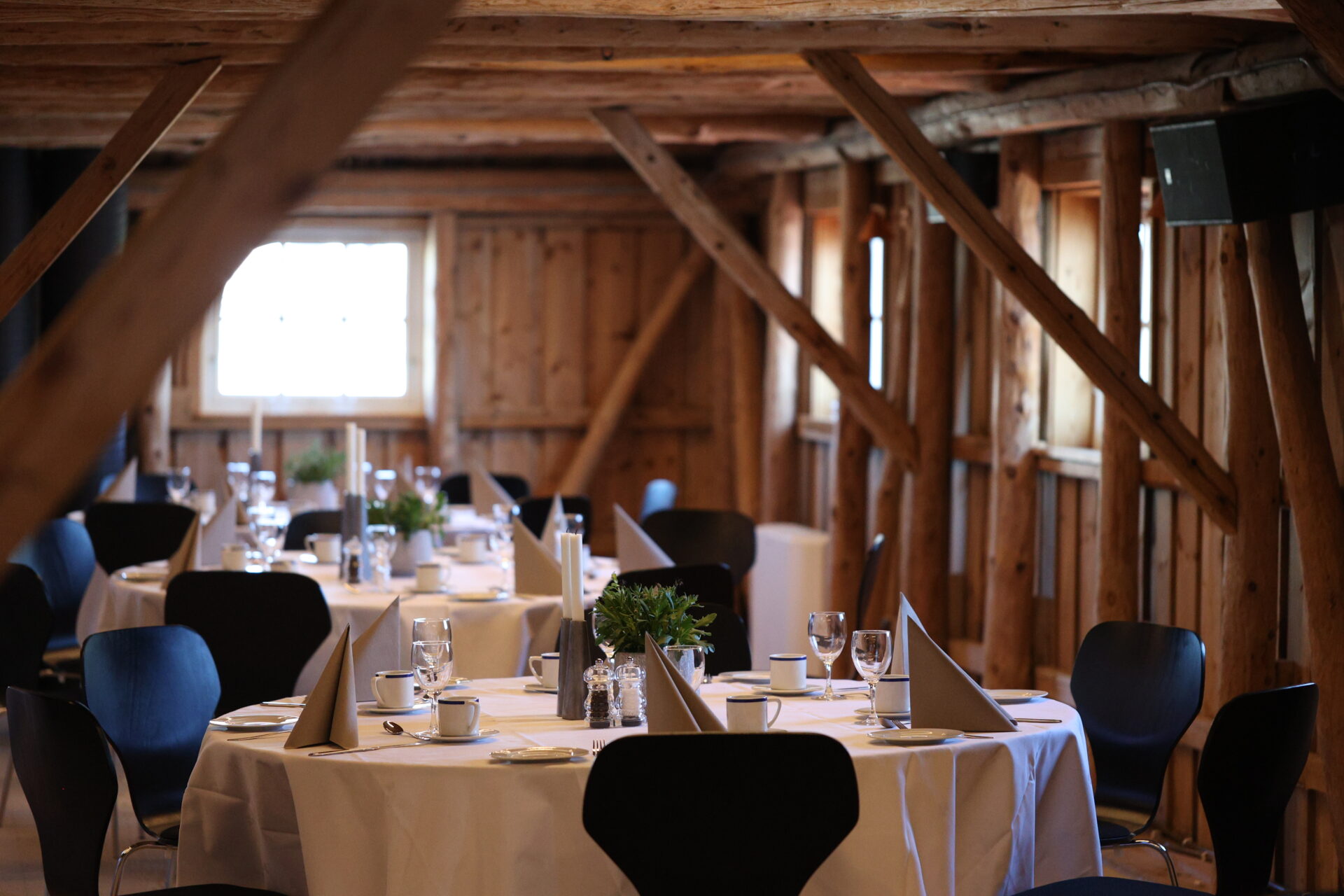 Fest sal oppdekket bord hos Fjordbris hotell