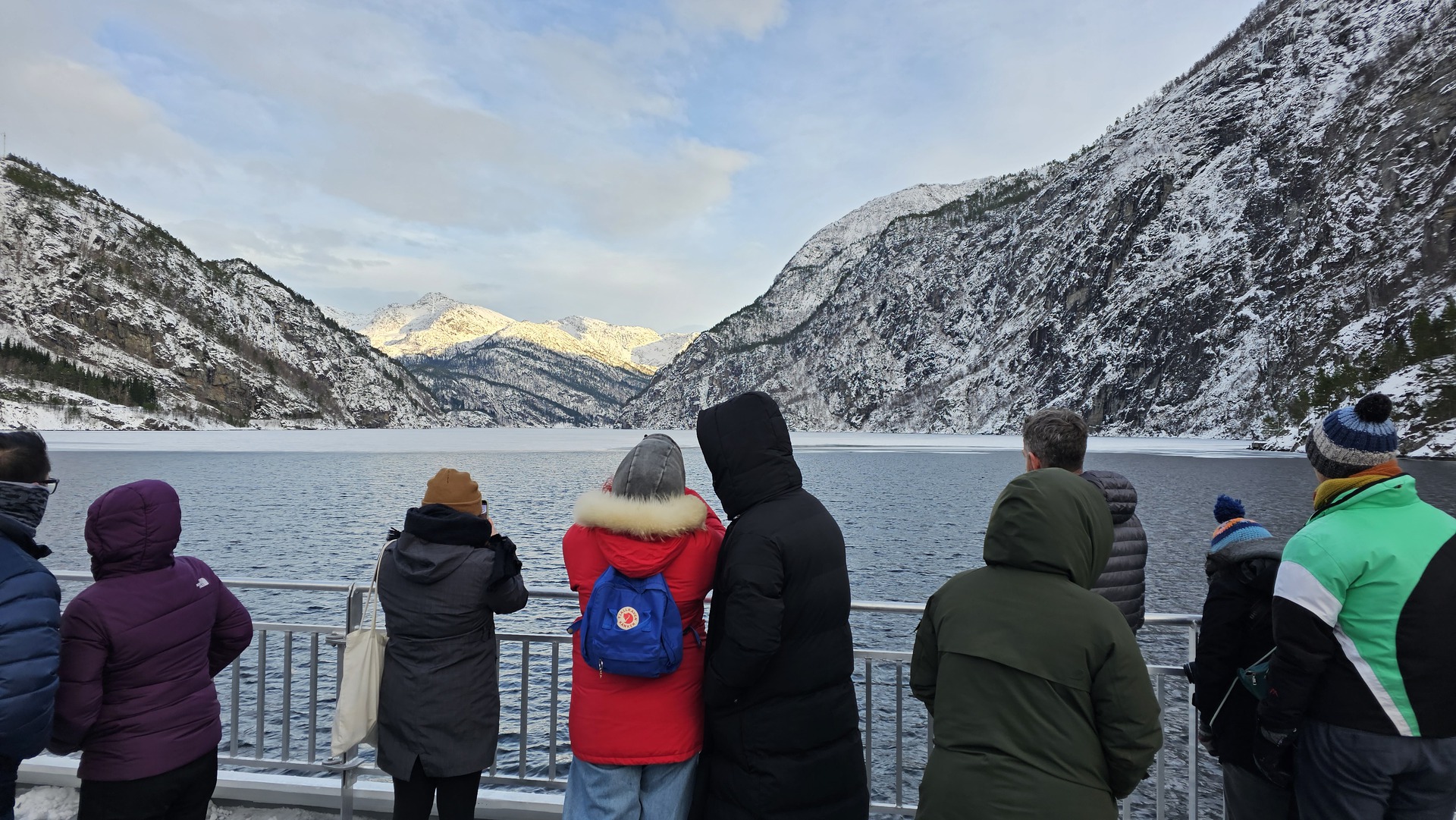 Fjordcruise Mostraumen i vinterlandskap