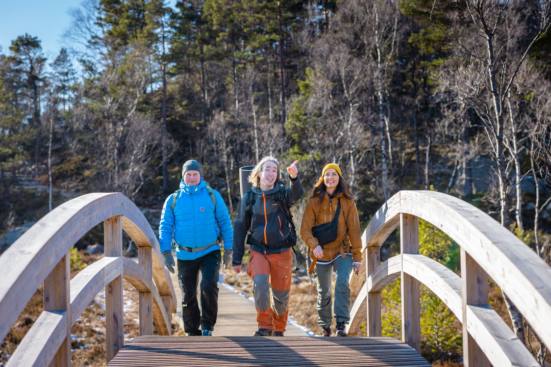 This exclusive winter adventure offers a peaceful hike to Preikestolen with few people, a scenic fjord cruise, and a passionate guide sharing fascinating stories.