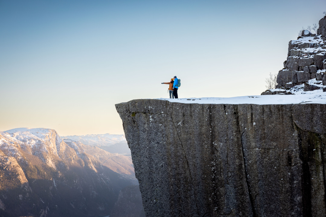 Winter transforms Preikestolen into a peaceful, untouched wonderland. Unlike the crowded summer months, this is your chance to experience the famous rock formation in near solitude. With crisp air, towering cliffs, and breathtaking fjord views, the hike is an unforgettable experience for adventurers seeking something extraordinary.