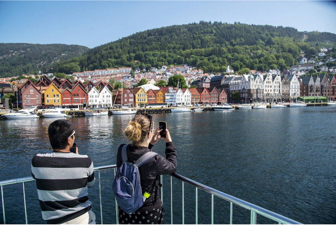 To gjester med utsikt til Bryggen i Bergen på fjordcruise fra Bergen til Osterfjorden og Mostraumen