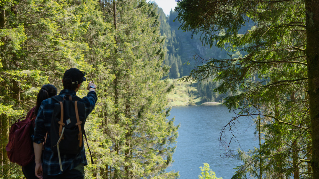 A couple pointing towards the famous Kossdalssvingane (kossdal bends)