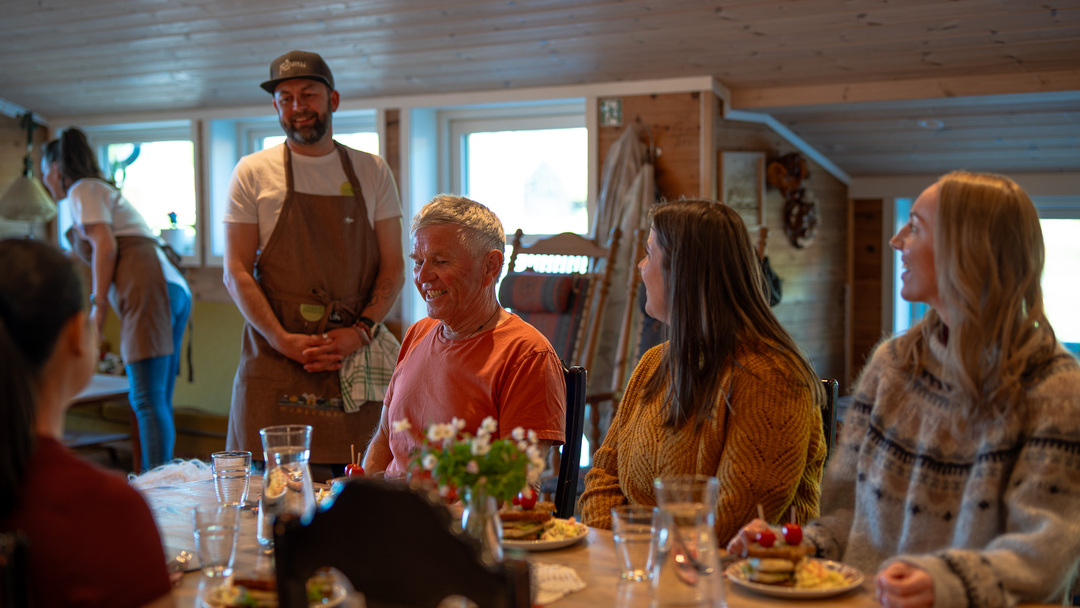 The local chef serving the hikers local produced lunch at Den Grøne Fabrikken
