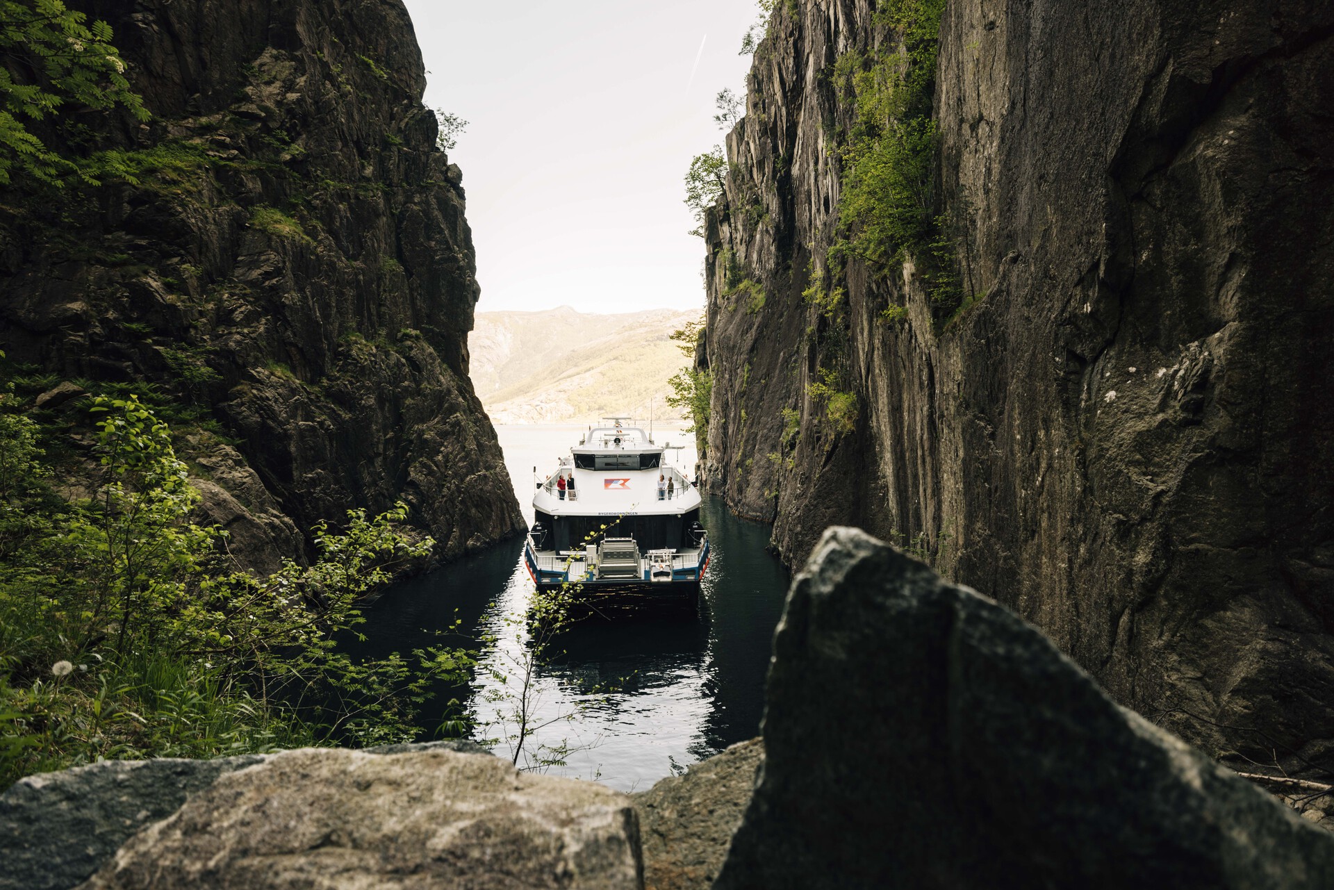 Rygerdronningen på vei inn i Fantahålå. Her kommer du tett på bratte fjell