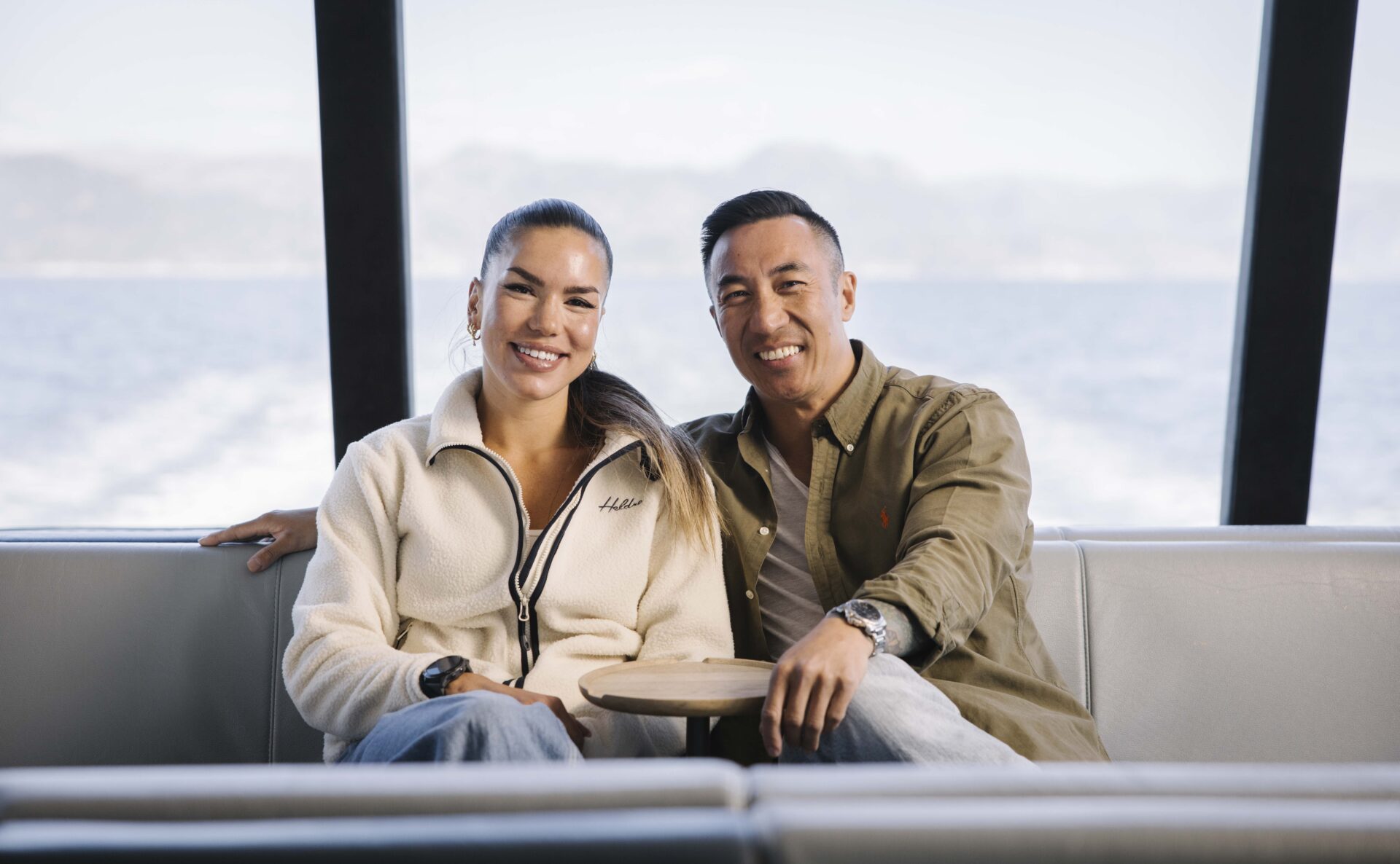 Et smilende par i den ekslusive salongen om bord en av Rødnes båter