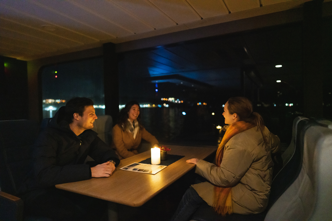 en gjeng gode venner nyter båtturen fra Tromsø på vei ut til å se Nordlyset med båt.