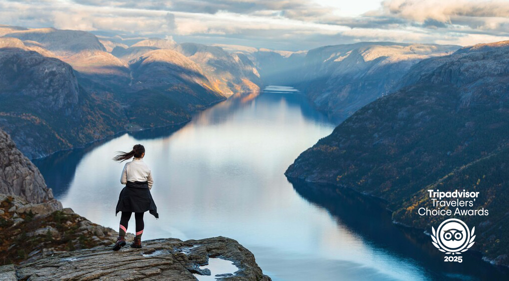 Gjestene nyter boblecruise i Stavanger med utsikt og hyggelig stemning om bord
