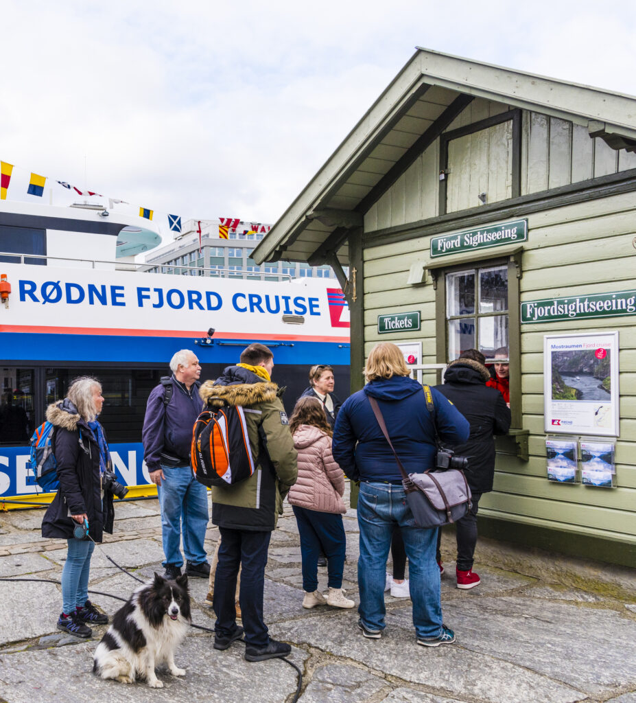 Salgsboden til Rødne Fjord Cruise på Zachariasbryggen i sentrum av Bergen